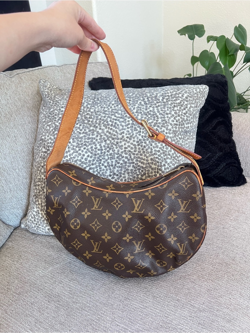Louis Vuitton Croissant MM Signature Monogram Shoulder Bag - Picture 2 of 15
